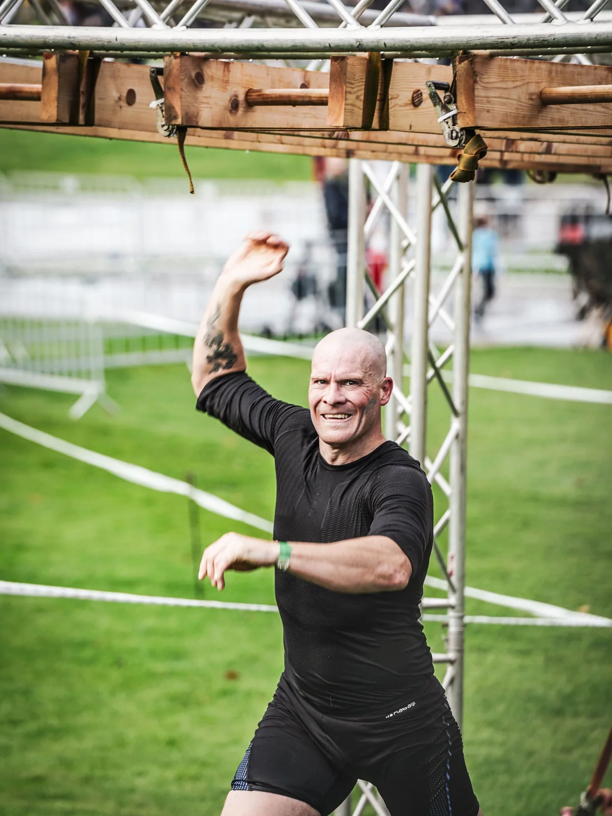 Bjorn crossing the monkey bars during the Spartacus Run
